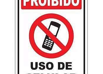 Placa proibido uso de celular